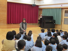 園長先生のお話を聞くこどもたちの写真