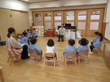 椅子に座ったこどもたちの写真