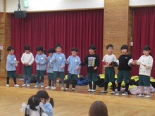 並んだこどもたちの写真