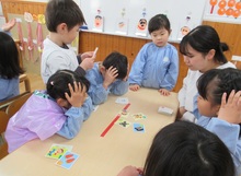 カルタに挑戦するこどもたちの写真