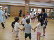 手を繋いで運動するこどもたち