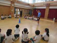 運動遊びを習うこどもたち