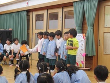 お別れ会で並んで司会をしているこどもたち