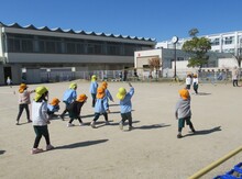 屋外で遊んでいるようす
