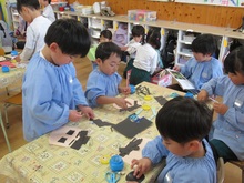 卓上で工作をするこどもたち