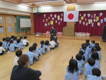 会場に並んで座っているこどもたち