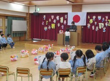 修了証を受け取るようす