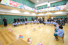 修了式の会場で輪になっているようす