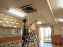 天井を点検する職員