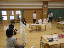 屋内で実技の研修をしているようす