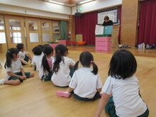 話を聞くこどもたちの写真