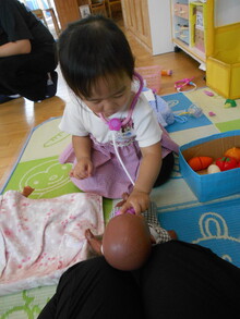赤ちゃんのお世話をしている写真