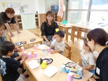 できあがった作品で遊ぶようす