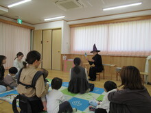 お話を聞く親子の写真1