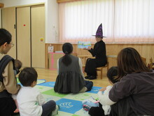 お話を聞く親子の写真2