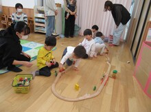 おもちゃで遊ぶこどもたちの写真3