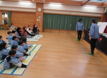 お話会を聞くこどもたちのようす