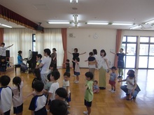 体を動かすこどもたち1