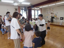 体を動かすこどもたち2
