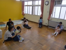 座っているこどもたち
