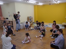 読み聞かせに聞き入るようすのこどもたち