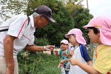 地域の方の話を聞くこどもたちの写真