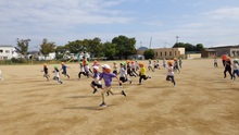 校庭で遊ぶこどもたちの写真