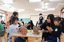 陶芸に挑戦するこどもたちのようす2