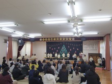 歌を歌うこどもたちのようす1