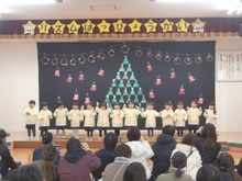 発表会のステージに立つこどもたちのようす2