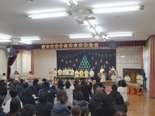 歌を歌うこどもたちのようす2