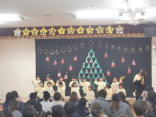 発表会のステージに立つこどもたちのようす1