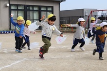 外で元気に遊ぶこどもたち1