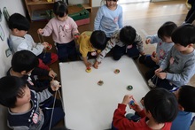 保育室で遊ぶこどもたち2