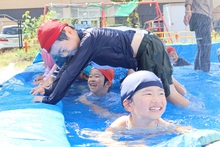 プールで遊ぶこどもたち3