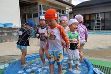水に足をつけて遊ぶこどもたち