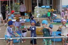 水鉄砲で遊ぶこどもたち