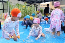プールで遊ぶこどもたち4