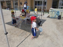 シャボン玉で遊ぶこどもの写真