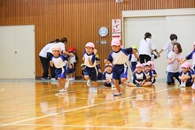 かけっこをするこどもたちの写真