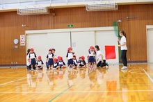 体育館の中で並んでいるこどもたちの写真