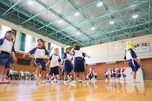 体を動かしているこどもたちの写真