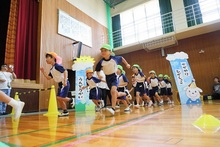 整列移動するこどもたちの写真