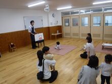 絵本を見るこどもたち