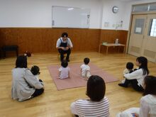 こどもたちが保育士に注目する写真