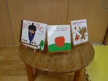 机上に並べられた絵本