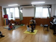 音を鳴らして遊ぶ様子