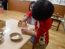 マラカスを作るこどもの写真