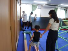 親子が手を繋いでいる様子