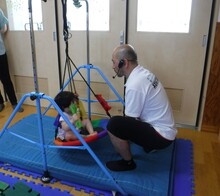 ブランコにこどもが乗っている様子